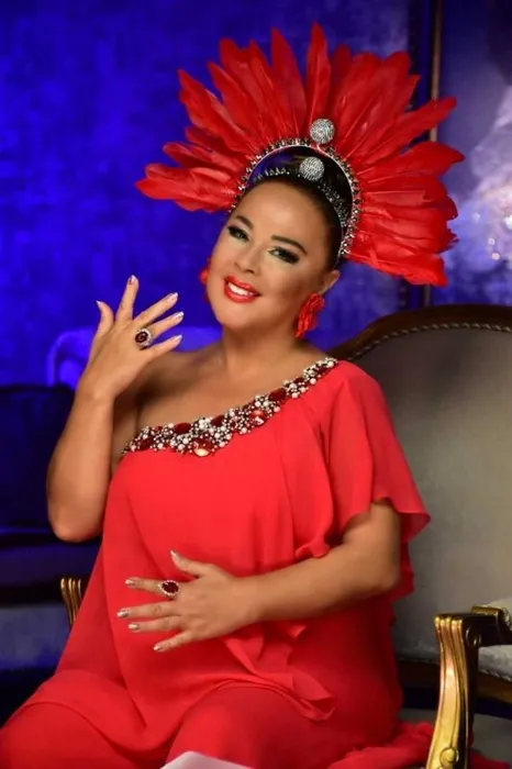 Safiye Soyman ilk sahneye çıktığı anları paylaştı! Gençlik haline beğeni yağdı...