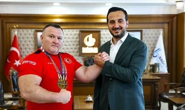 Bilek Güreşi eğitmeni Erkan Damar sol kolda dünyanın bileğini bükerek şampiyon oldu