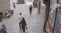 Faciadan kılpayı kurtuluş kamerada: Fırtına reklam panosunu devirdi | Video