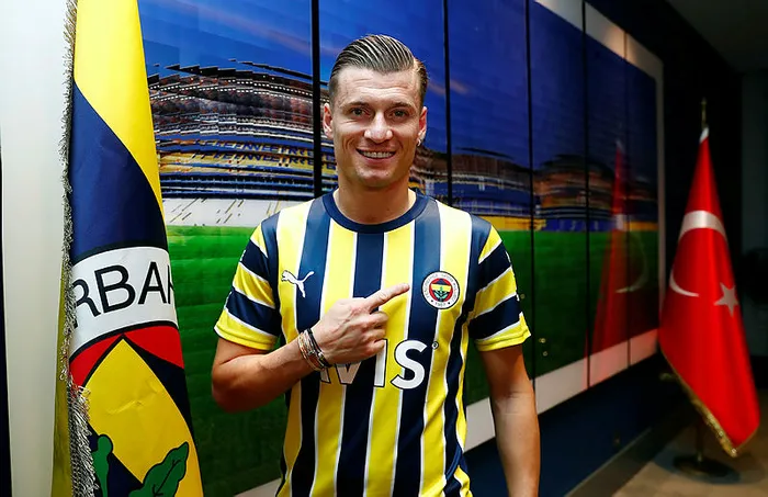 alioski-cok-calisiyor-yorulmuyor-9-farkli-pozisyonda-gorev-aldi-1659511865594.jpg