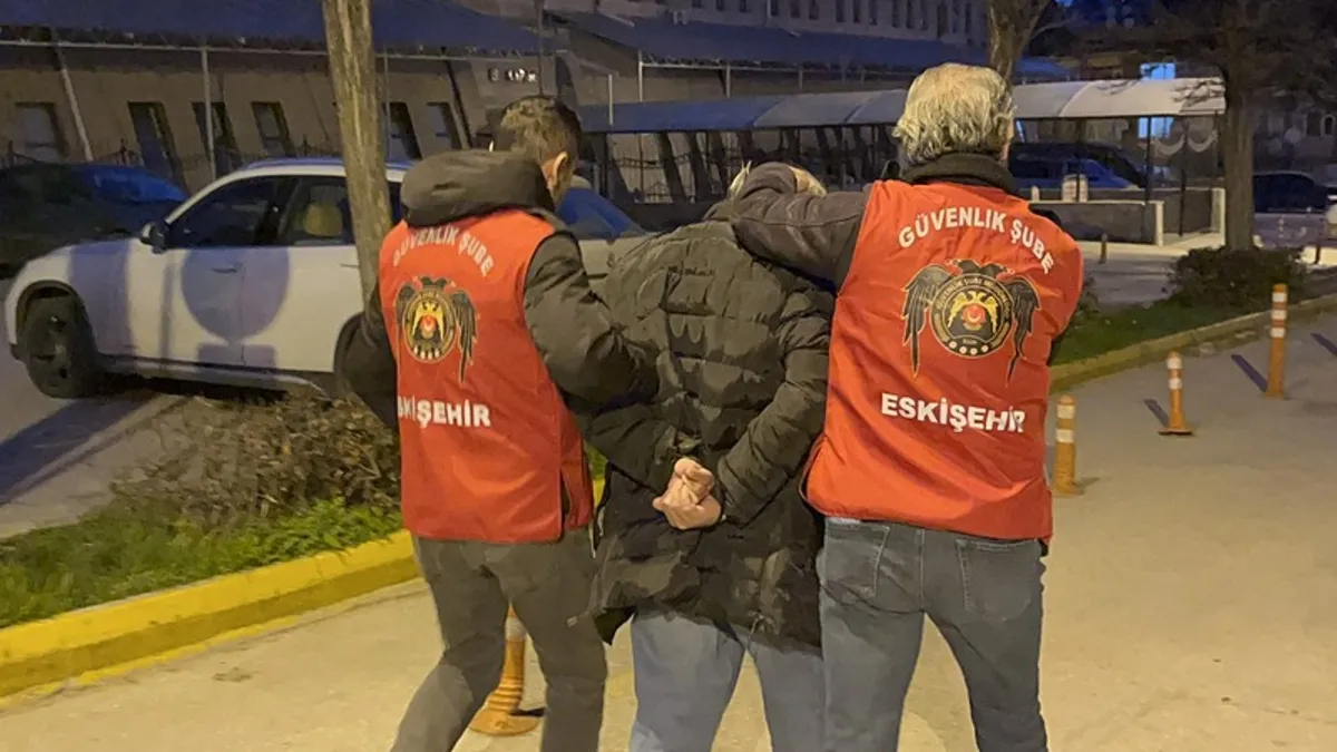 Eskişehir’de Atatürk’e hakaret eden şüpheli tutuklandı Eskişehir’de Atatürk’e hakaret eden şüpheli tutuklandı