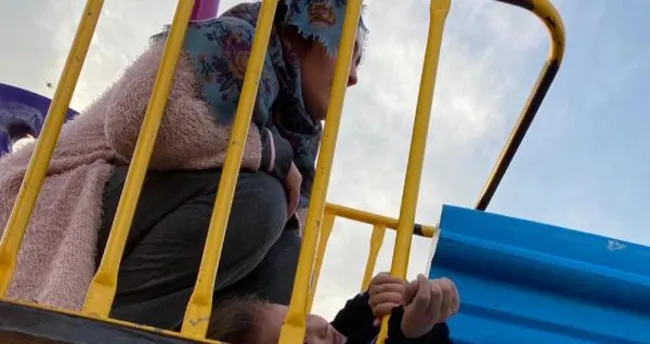 Iğdır'da bileği kaydırak demirine sıkışan Mira'yı ekipler kurtardı Iğdır'da bileği kaydırak demirine sıkışan Mira'yı ekipler kurtardı