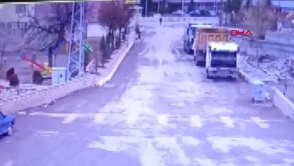 Erzincan'daki fırtında, bir gencin köpeği ile ölümden kaçışı kameralara yansıdı | Video