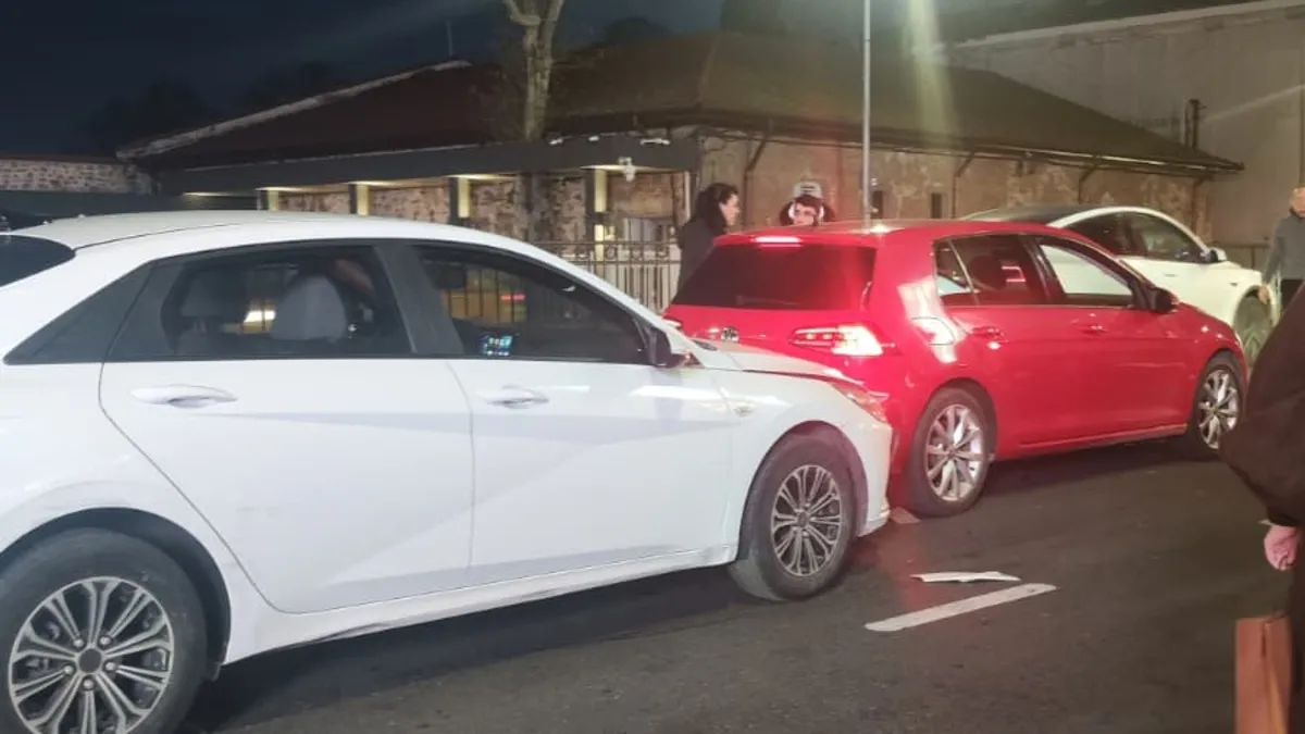 Beşiktaş’ta zincirleme trafik kazası! 3 araç birbirine girdi Beşiktaş’ta zincirleme trafik kazası! 3 araç birbirine girdi