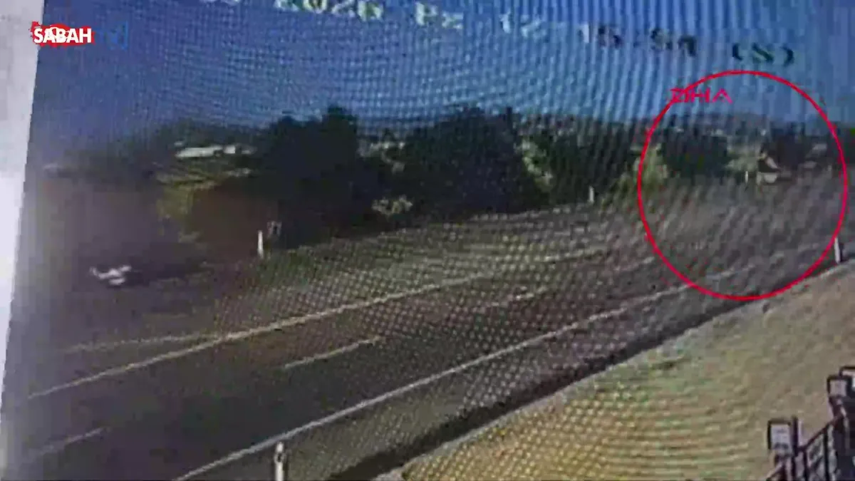 Otomobil park halindeki araca arkadan çarptı: 1 ölü! Feci kaza kamerada | Video videosunu izle Otomobil park halindeki araca arkadan çarptı: 1 ölü! Feci kaza kamerada | Video videosunu izle