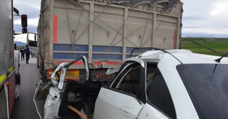 Otomobil TIR’a ok gibi saplandı: 2 ölü!