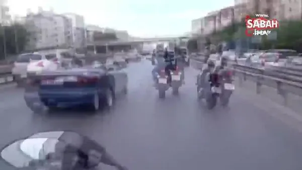 E-5 Karayolu’nda motosikletli magandalar dans edip birbirine tekme attı | Video