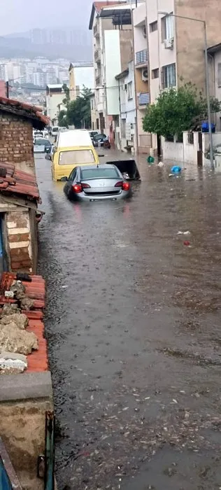 İzmir’i yine sel vurdu vatandaş isyan etti: ‘Belediyenin sorumsuzluğu, biz mağdur oluyoruz’
