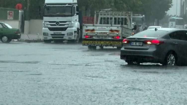 İstanbul'da yolları su bastı; tramvay seferi durdu