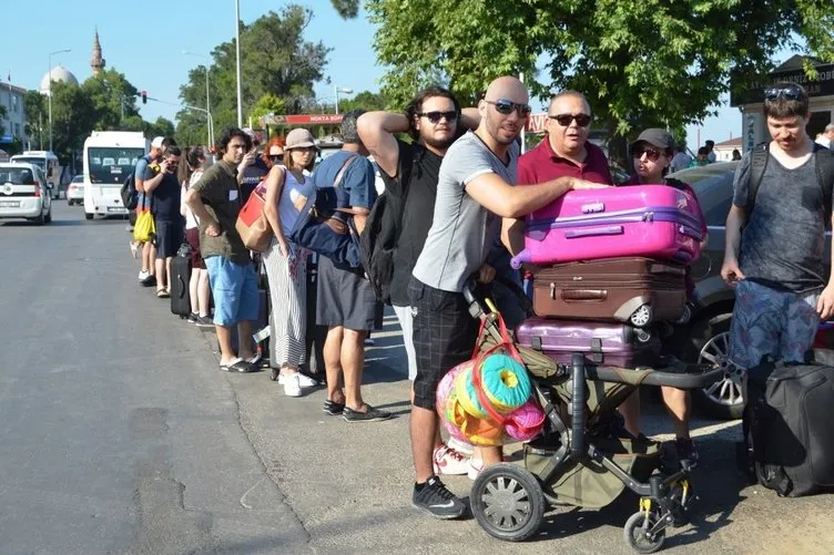 Yerli turist Yunanistan için kuyruk bekliyor