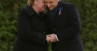 O soru Macron ve Merkel’ı utandırdı