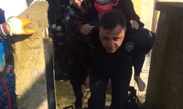 Polis, evde mahsur kalan yaşlı kadını yangından sırtında taşıyarak kurtardı