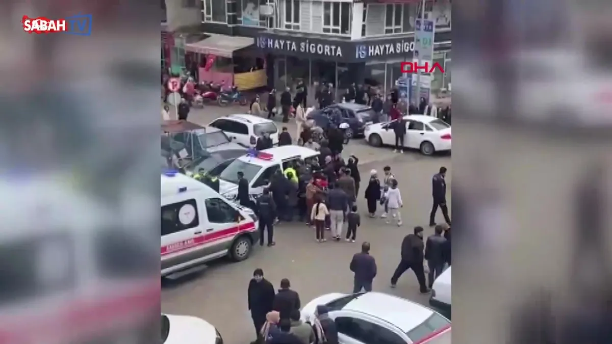 Pazar yerinde ortalık karıştı! Bıçaklı kavgada 2 yaralı | Video videosunu izle Pazar yerinde ortalık karıştı! Bıçaklı kavgada 2 yaralı | Video videosunu izle