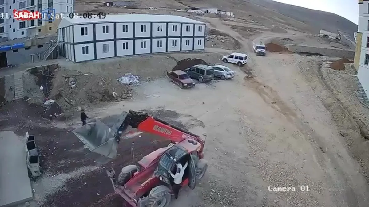 Elazığ’da iş makinesinin altında kalarak ölen gençler kamerada! Elazığ’da iş makinesinin altında kalarak ölen gençler kamerada!