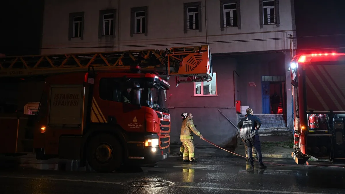 Arnavutköy’de fabrikada yangın: 1’i ağır 3 kişi yaralandı Arnavutköy’de fabrikada yangın: 1’i ağır 3 kişi yaralandı
