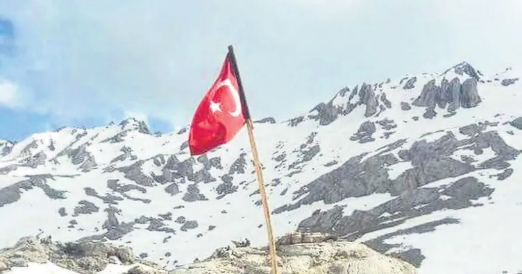 Bayrağı diktiler şehit düştüler