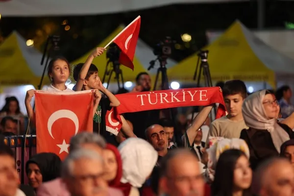 gaziantepte-15-temmuz-coskusu-binlerce-vatandas-yine-meydana-indi-1784192068507.jpg