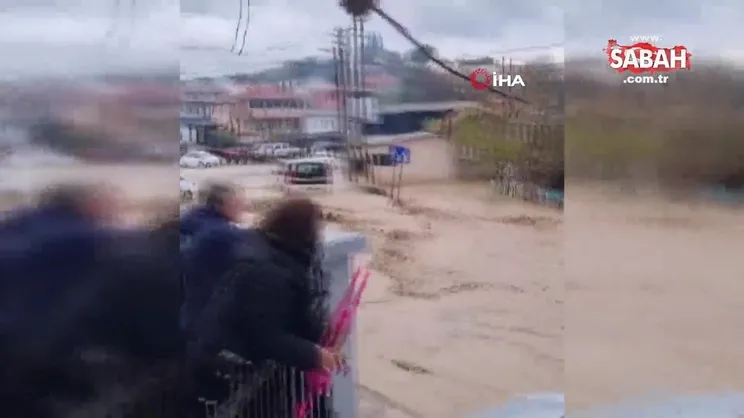 Çanakkale'de dere taştı, bir araç suya gömüldü