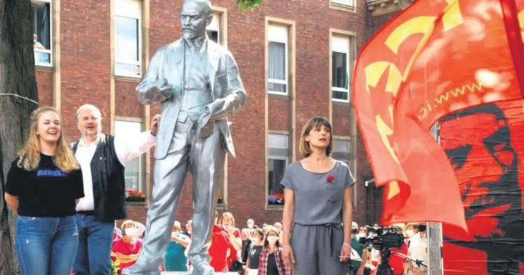 Lenin heykeli diktiler