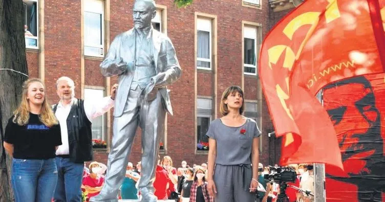 Lenin heykeli diktiler