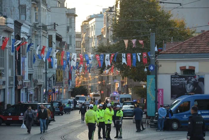son-dakika-taksim-istiklal-caddesinde-patlama-vali-yerlikaya-duyurdu-4-can-kaybi-38-yarali-1668352245508.jpg