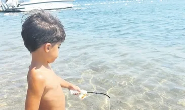 Minik Aren oyuncak oltayla balık tuttu