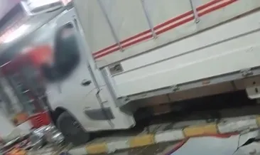 Kontrolden çıkan kamyonet markete girdi