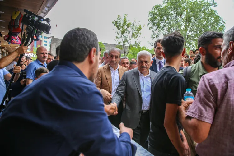 Binali Yıldırım, Sur ilçesinde esnafı ziyaret etti