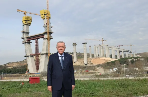cumhurbaskani-erdogan-basaksehir-nakkastepe-otoyolu-santiyesini-ziyaret-etti-1740668277564.jpg