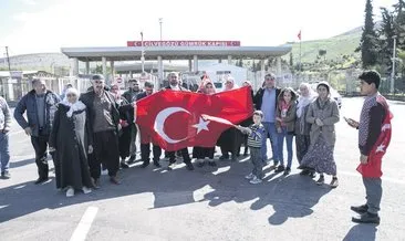 Ay yıldızlı bayrağı alan Mehmetçik için sınıra koştu