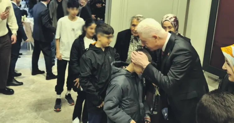 Vali Gül yaşlı ve çocuklarla bayramlaştı