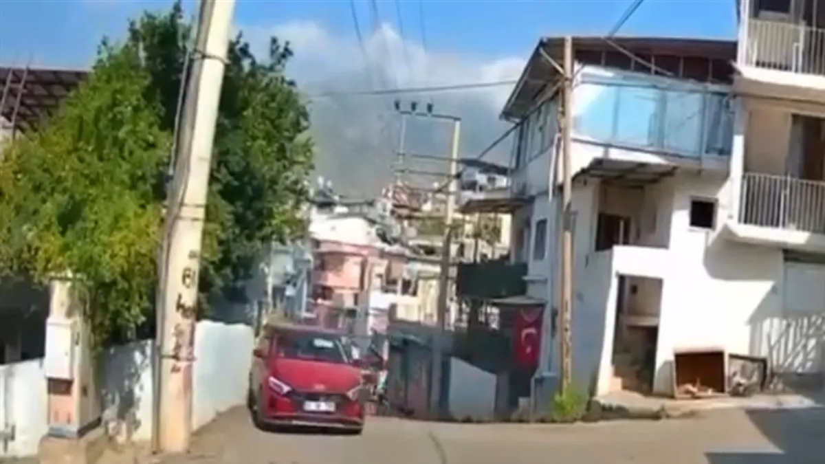 Hatay'da akılalmaz kaza! Geri manevra yaptı: Otomobil evin duvarına çarptı