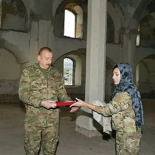 Camiyi elinde Kur'an-ı Kerim ile ziyaret etmenin arkasındaki mesaj