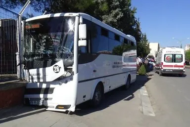 Sürücüsü kalp krizi geçiren midibüs duvara çarptı: 1 ölü, 4 yaralı