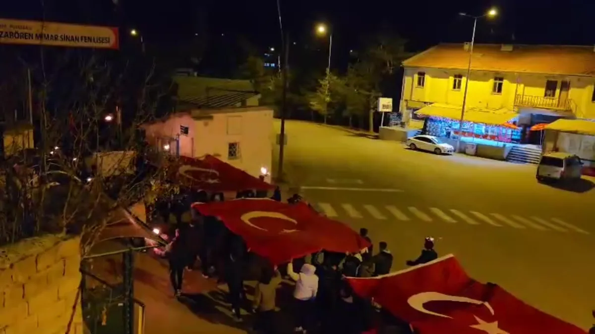 Sarıkamış şehitleri için eksi 6 derecede yürüdüler videosunu izle Sarıkamış şehitleri için eksi 6 derecede yürüdüler videosunu izle