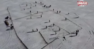 Yüzeyi buzla kaplı Çıldır Gölü’nde futbol keyfi | Video