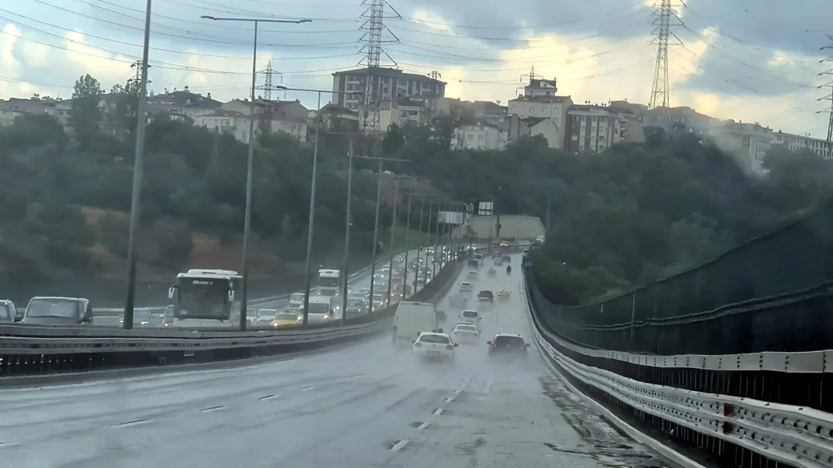 İstanbul'da yağmur sonrası sokaklar