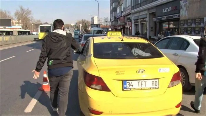 Kadıköy’de müşteri arayan ruhsatsız taksici denetimde yakalandı