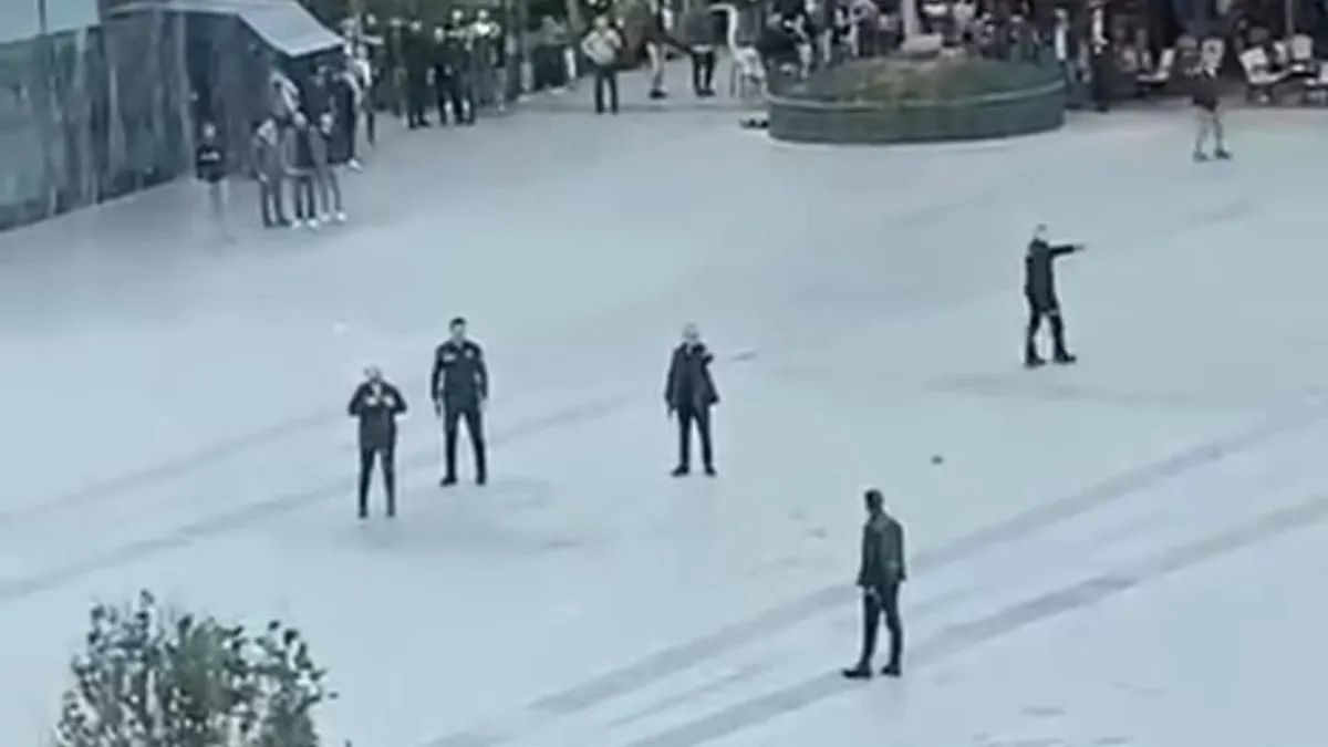Çağlayan Adliyesi önünde gergin dakikalar! İntihara kalkıştı, kendi bacağına sıktı Çağlayan Adliyesi önünde gergin dakikalar! İntihara kalkıştı, kendi bacağına sıktı
