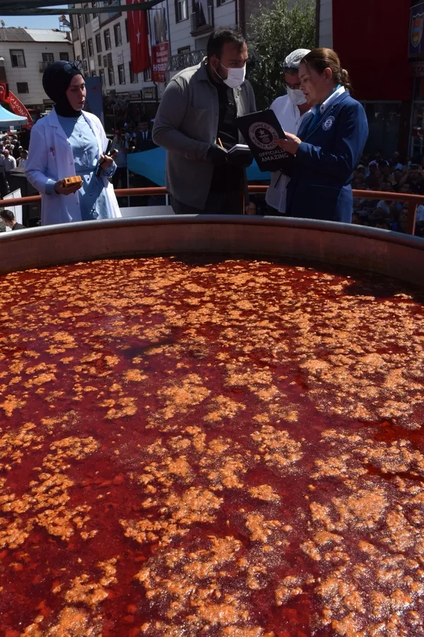 6-bin-840-litre-kuru-fasulye-pisirildi-guinness-rekorlar-kitabina-girdi-1787404631745.jpg
