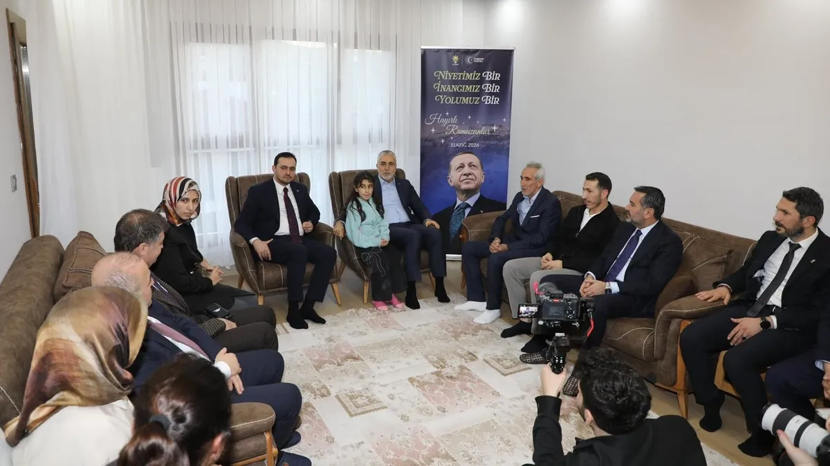 Bakan Işıkhan Elazığ’da depremzede ailenin iftar sofrasına konuk oldu Bakan Işıkhan Elazığ’da depremzede ailenin iftar sofrasına konuk oldu