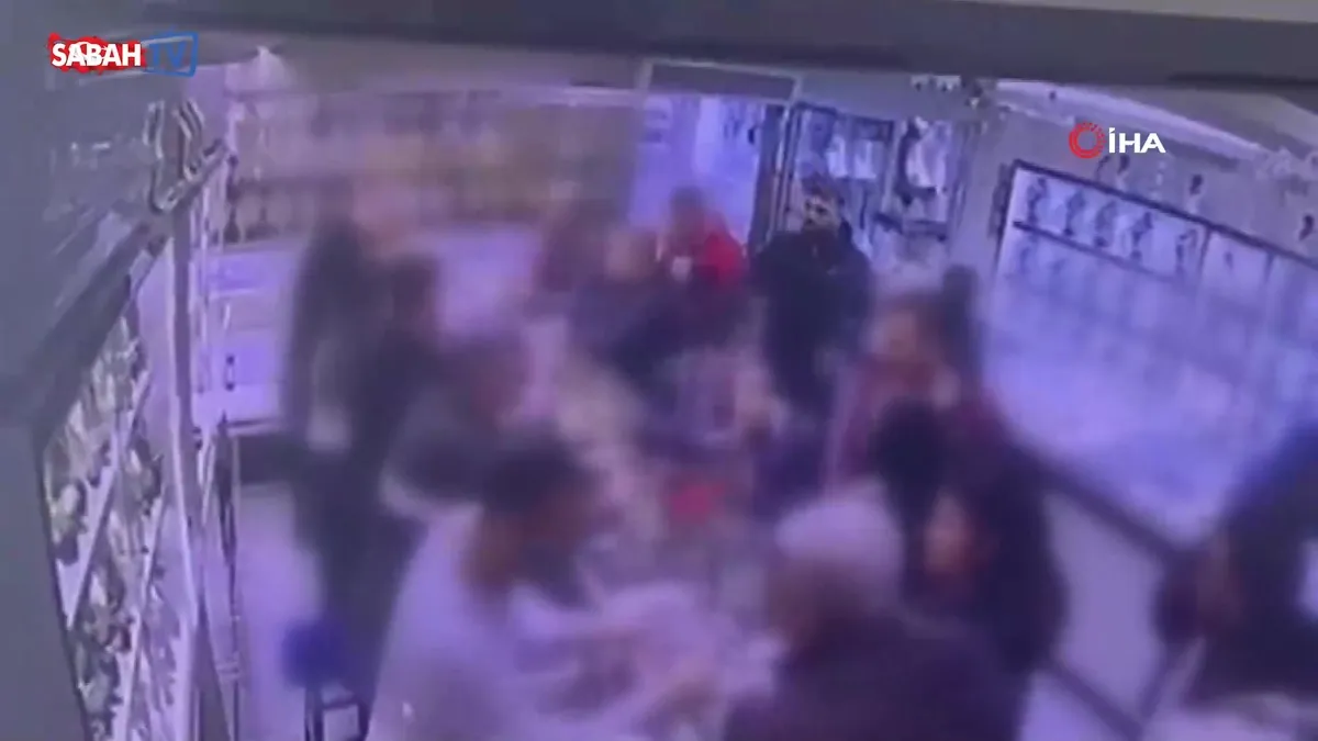 Kuyumcu soygunu şüphelisi yakalandı: Soygun anının görüntüsü de ortaya çıktı | Video videosunu izle Kuyumcu soygunu şüphelisi yakalandı: Soygun anının görüntüsü de ortaya çıktı | Video videosunu izle