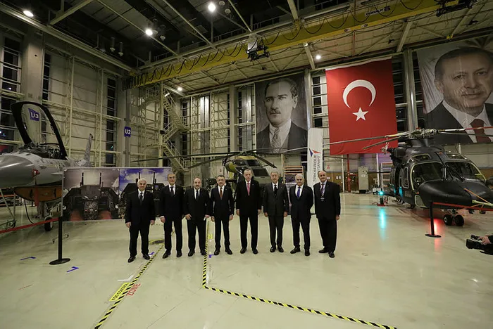 yerli-ve-milli-helikopter-gokbeyde-sevindiren-gelisme-ilk-kez-goruntulendi-baskan-erdogan-yerince-inceledi-1641538263778.jpg