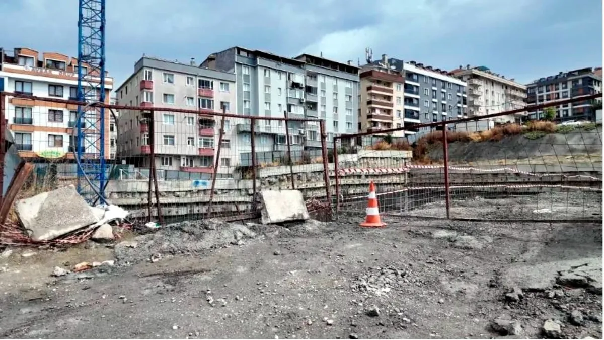 İstanbul Avcılar'da İBB katlı otopark inşaatında meydana gelen kazada yaralanan işçi kurtarılıyor.