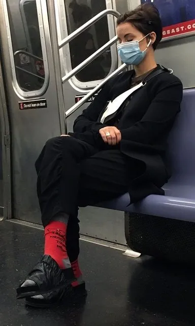 Ünlü oyuncu Jaimie Alexander metroda uyuyakaldı!