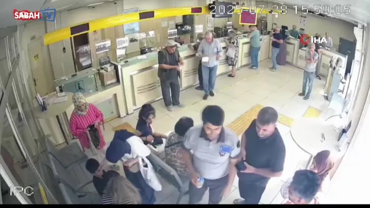 Boğazına yiyecek kaçan çocuğa ilk müdahaleyi PTT görevlisi yaptı | Video