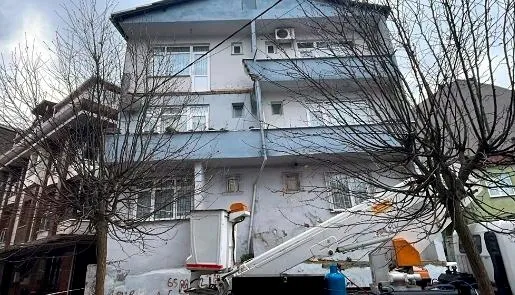 uc-katli-binanin-balkonu-coktu-1704897505536.jpg