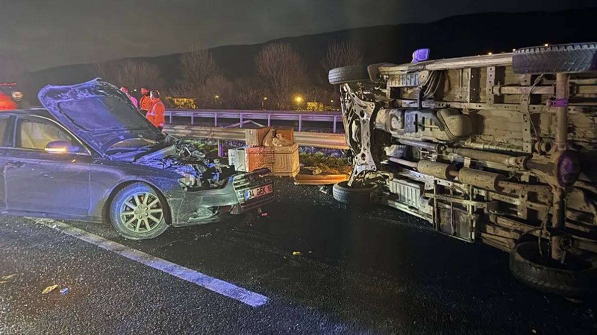 Sakarya’da otomobil ile minibüs çarpıştı: 1 ölü, 3 yaralı Sakarya’da otomobil ile minibüs çarpıştı: 1 ölü, 3 yaralı