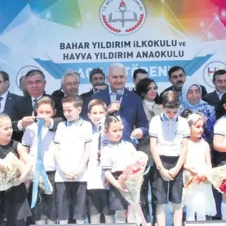 Tepelerine çökeriz bu bayrağı indirmeyiz