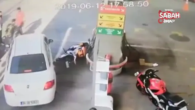Motosiklet sürücüsünün aracı üzerine kıran sürücüye yumruğu kamerada!